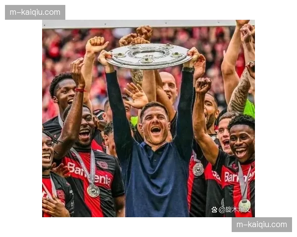 特写：终场哨响，率领勒沃库森夺冠的阿隆索被球员高高抛起