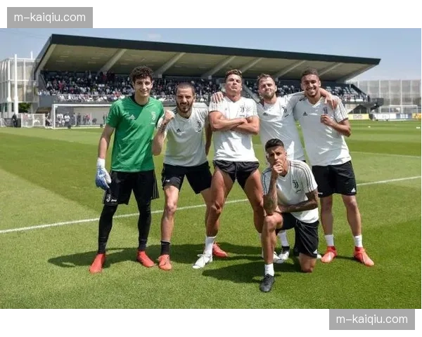 赛前训练开放，大批球迷到场观看利物浦训练课